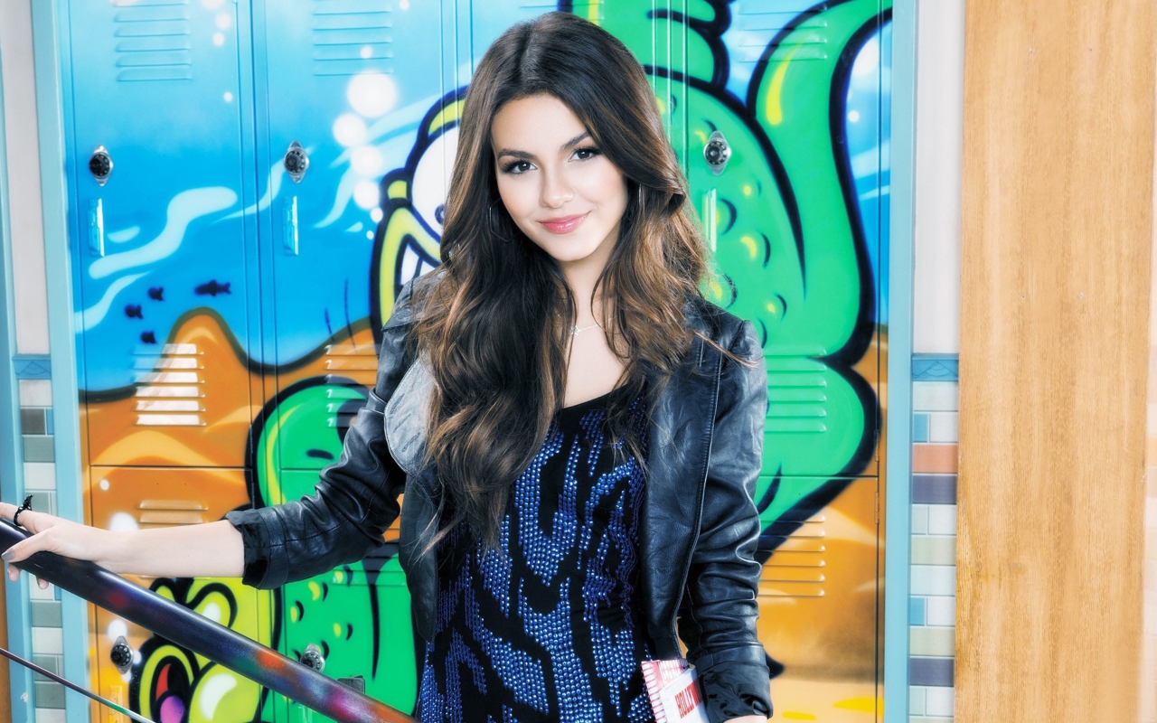 Victoria Justice wallpaper 1280x800