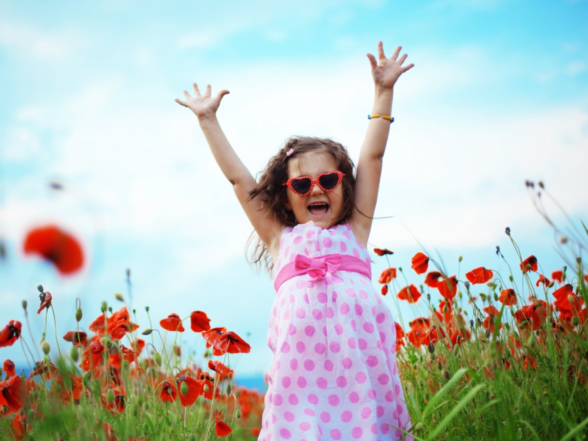 Das Happy Little Girl In Love With Life Wallpaper 1152x864