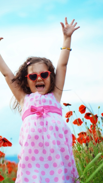 Das Happy Little Girl In Love With Life Wallpaper 360x640