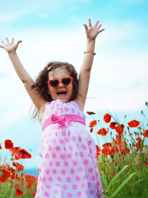 Das Happy Little Girl In Love With Life Wallpaper 480x640