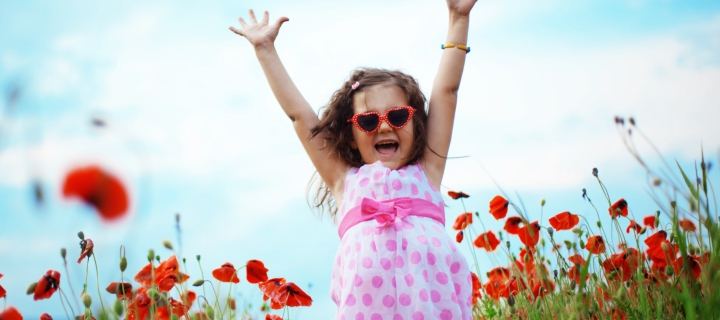 Das Happy Little Girl In Love With Life Wallpaper 720x320