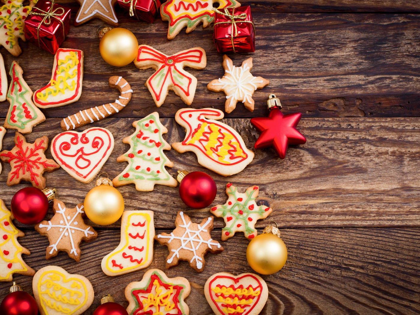 Обои Christmas Decorations Cookies and Balls 1400x1050