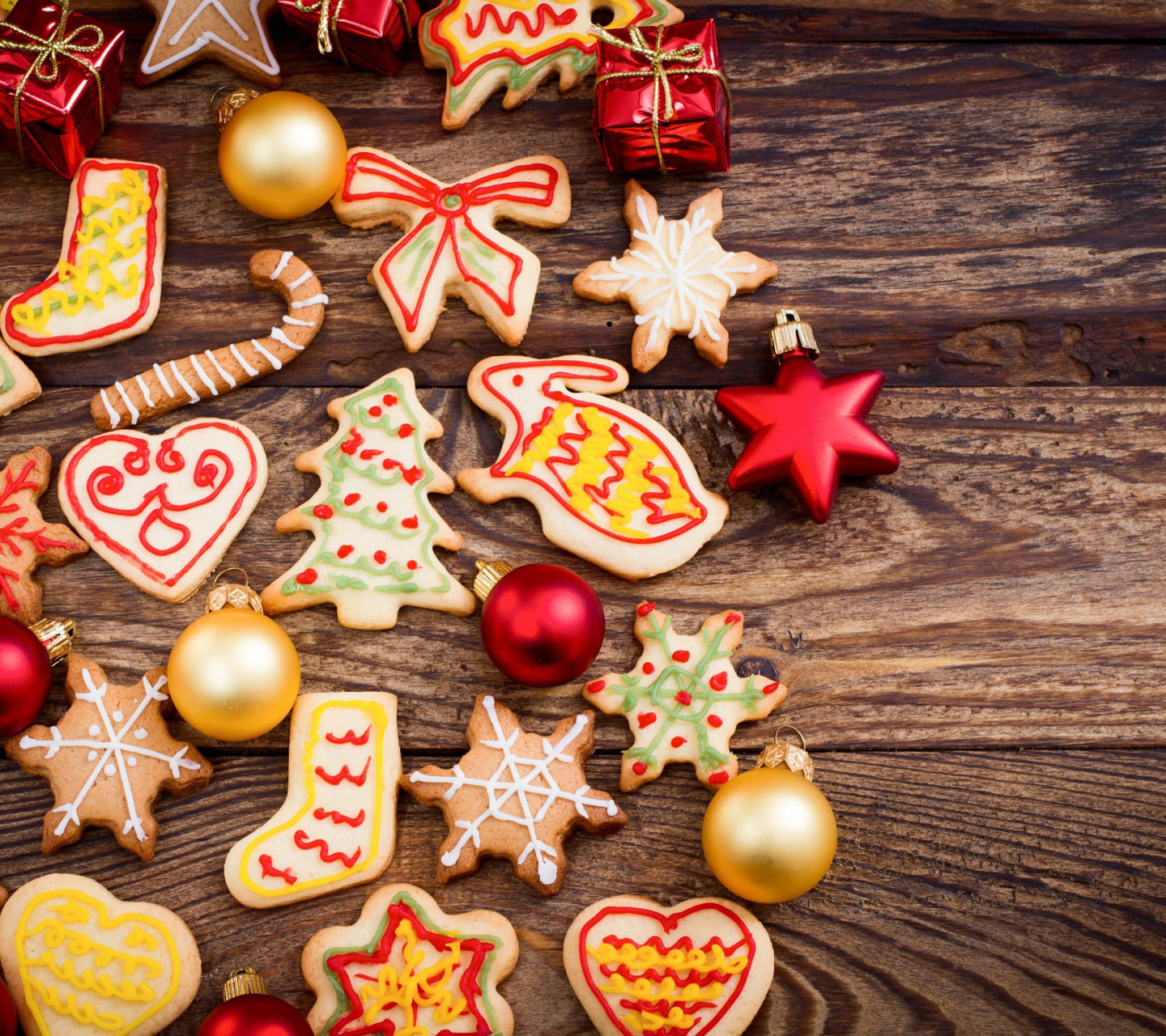 Обои Christmas Decorations Cookies and Balls 1440x1280