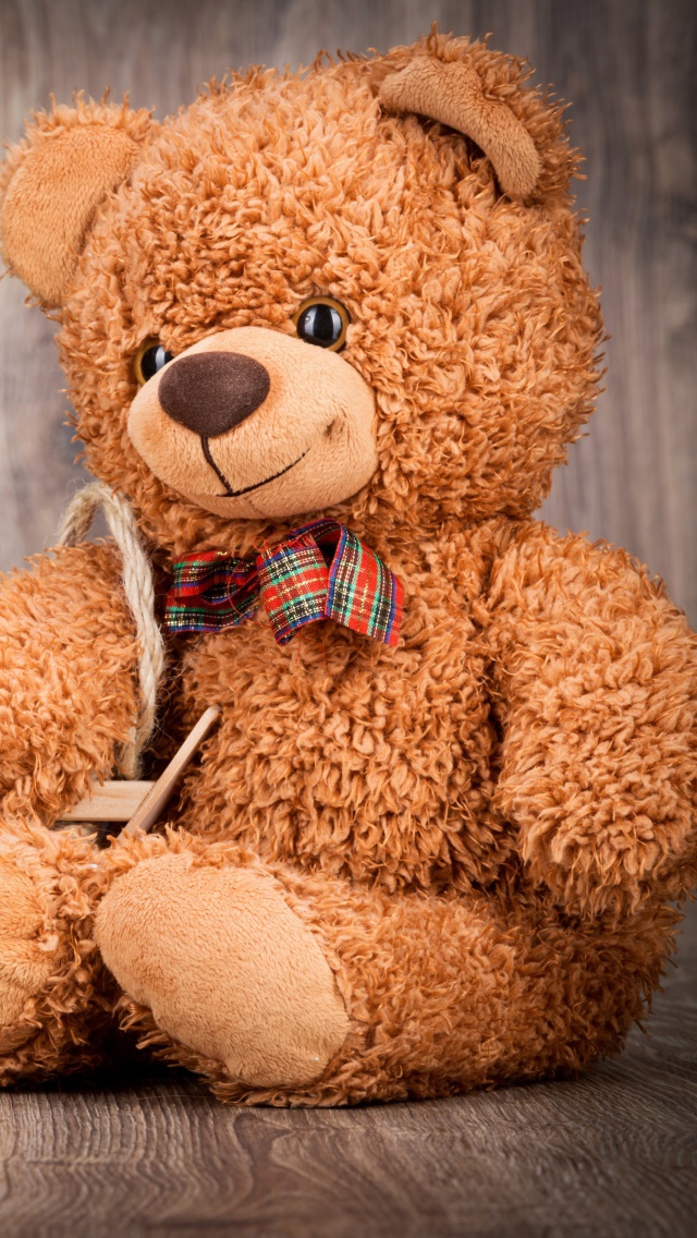 Обои Valentines Day Teddy Bear with Gift 640x1136