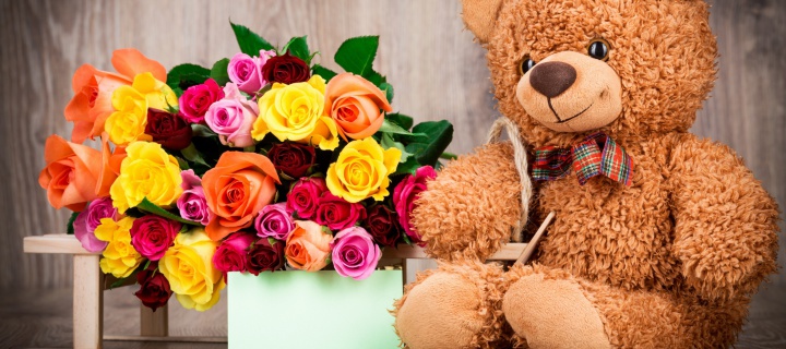 Fondo de pantalla Valentines Day Teddy Bear with Gift 720x320