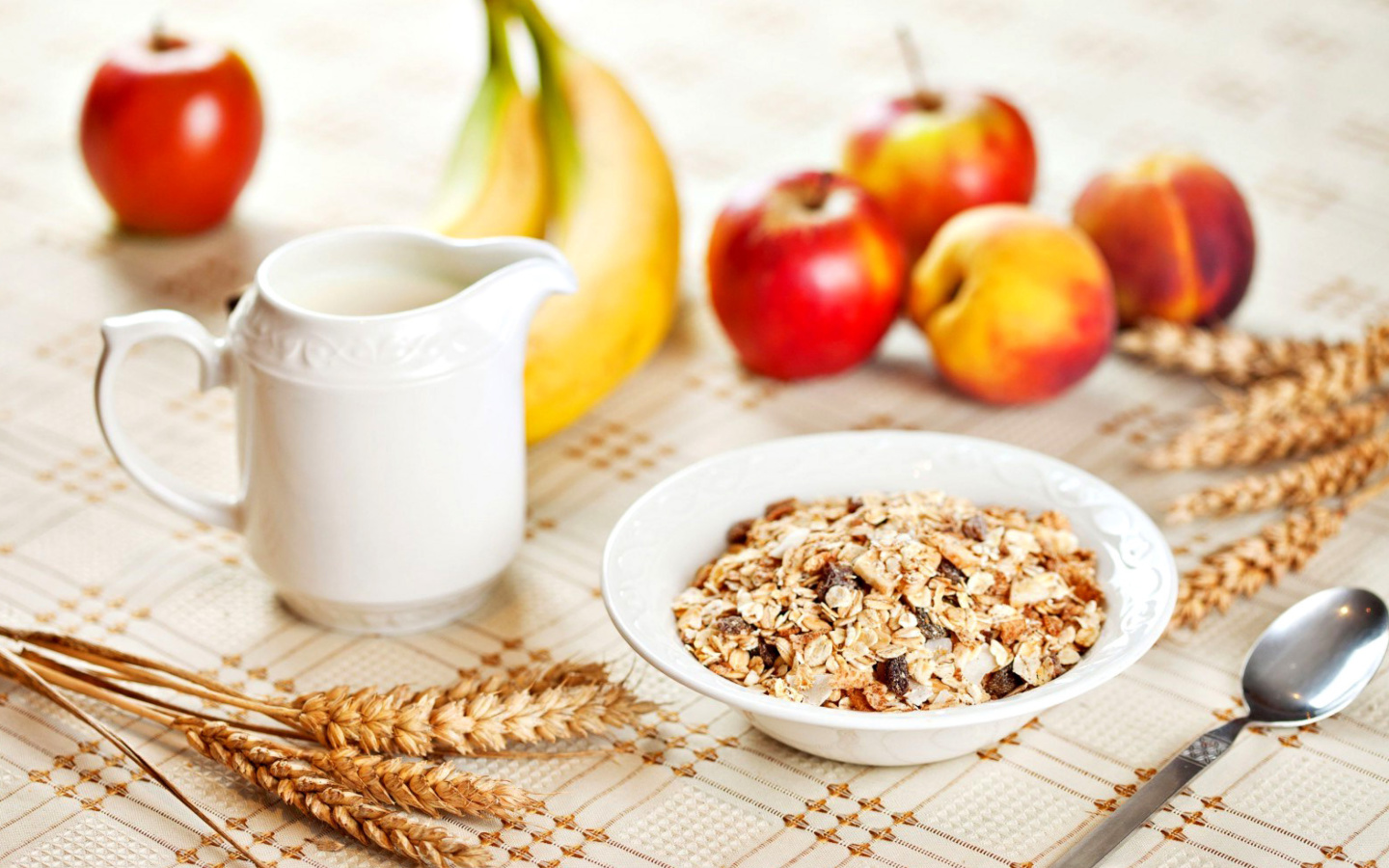 Das Breakfast with bananas and oatmeal Wallpaper 1440x900