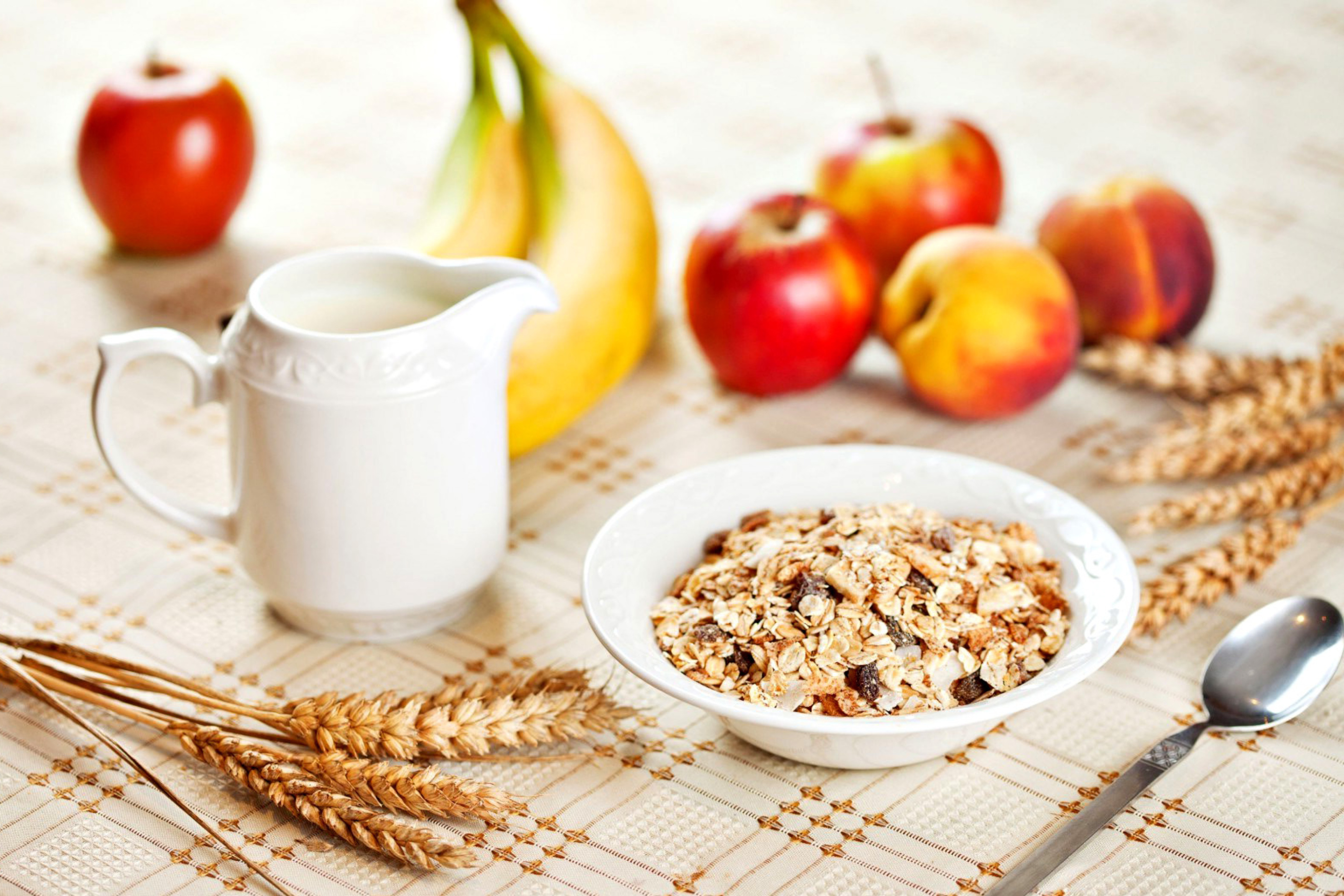Breakfast with bananas and oatmeal wallpaper 2880x1920