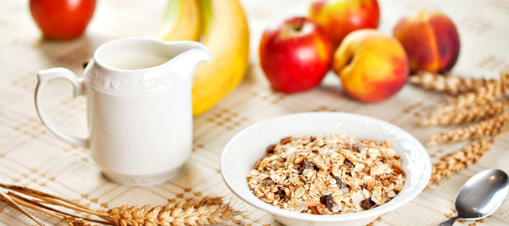 Breakfast with bananas and oatmeal wallpaper 720x320
