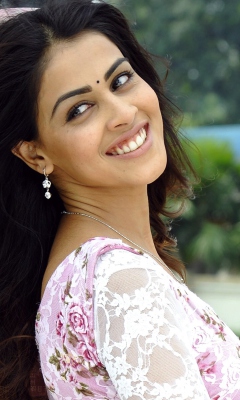 Indian Actress Genelia screenshot #1 240x400