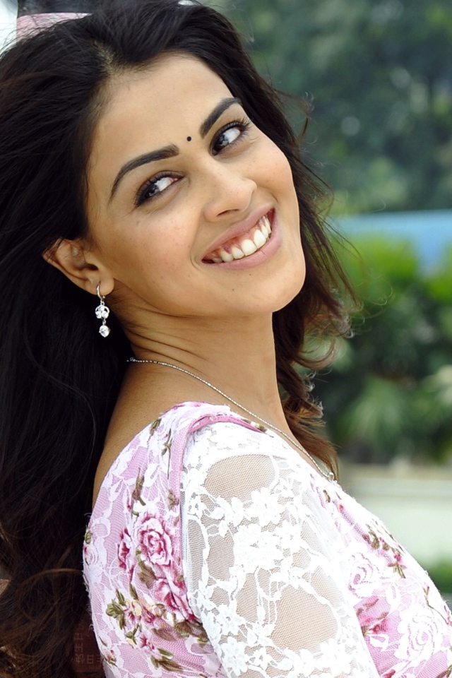 Indian Actress Genelia screenshot #1 640x960