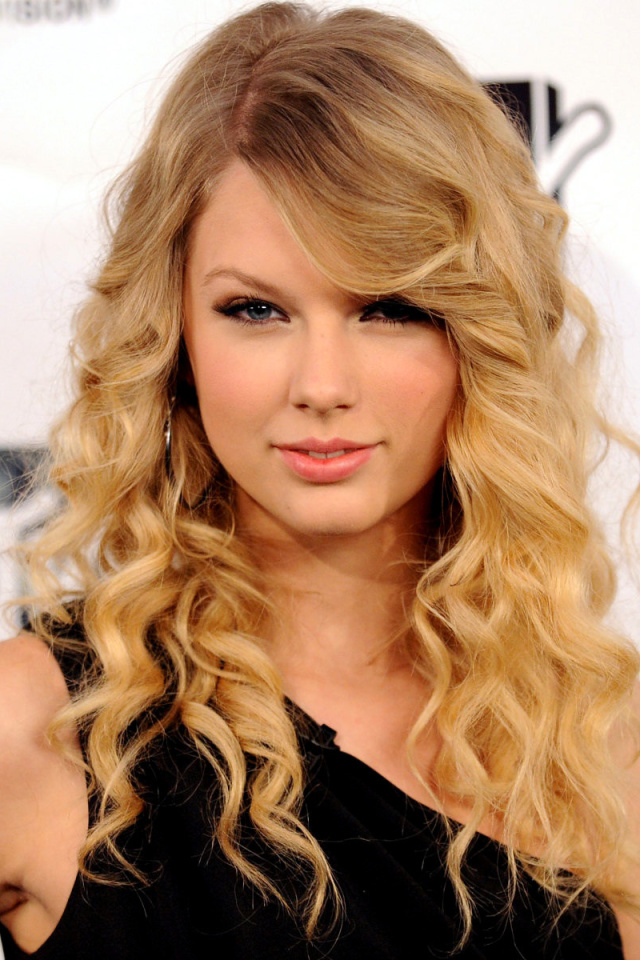 Sfondi Taylor Swift on MTV 640x960