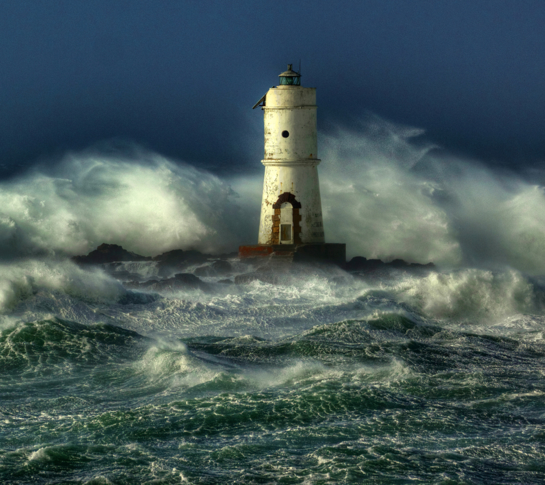 Fondo de pantalla Ocean Storm And Lonely Lighthouse 1080x960