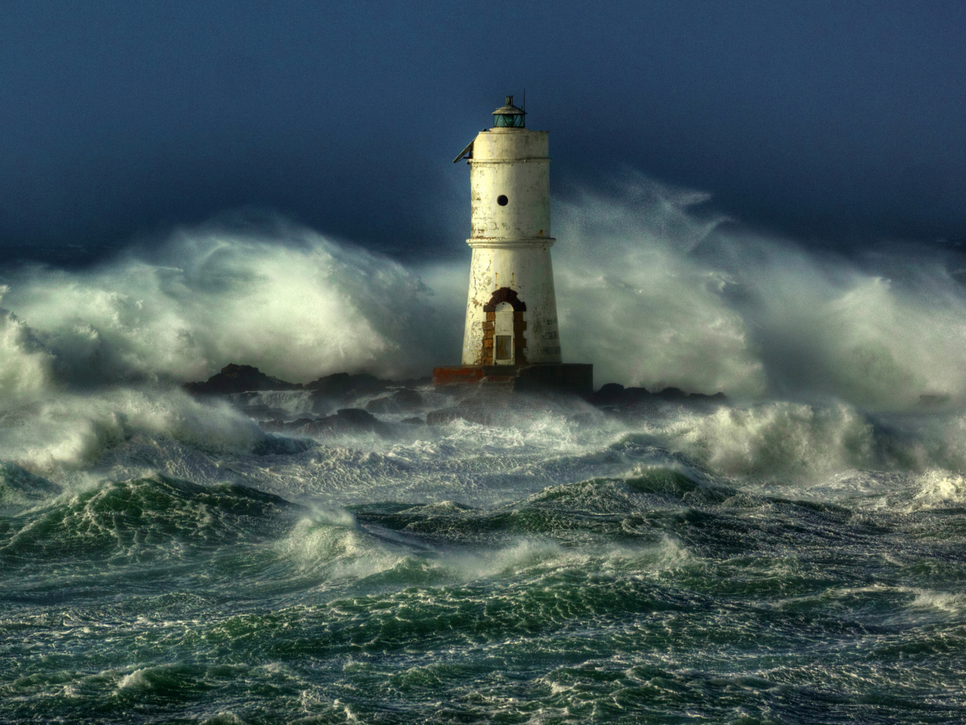 Обои Ocean Storm And Lonely Lighthouse 1400x1050