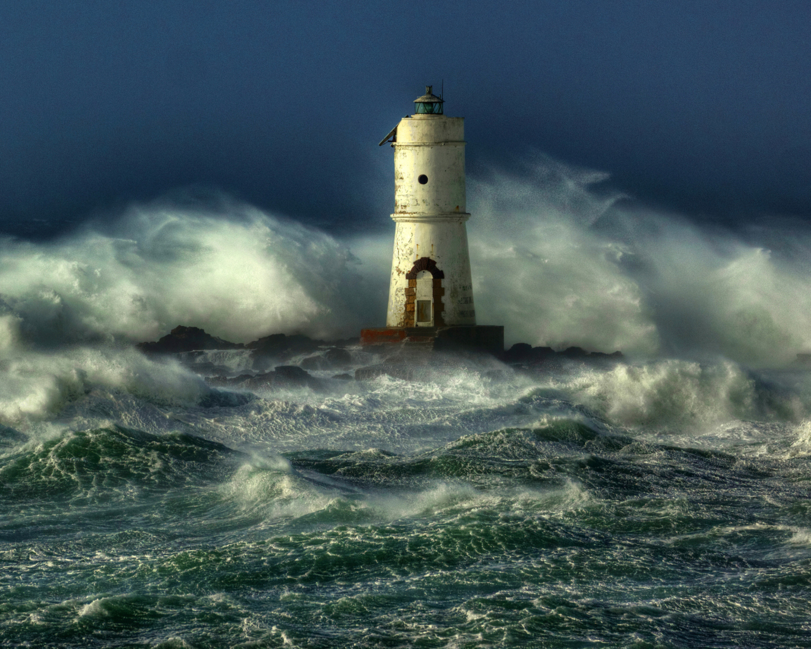 Обои Ocean Storm And Lonely Lighthouse 1600x1280