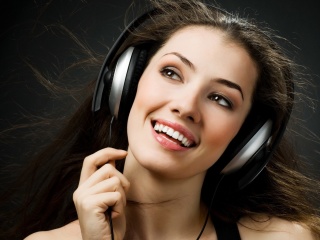 Screenshot №1 pro téma Girl in Headphones 320x240