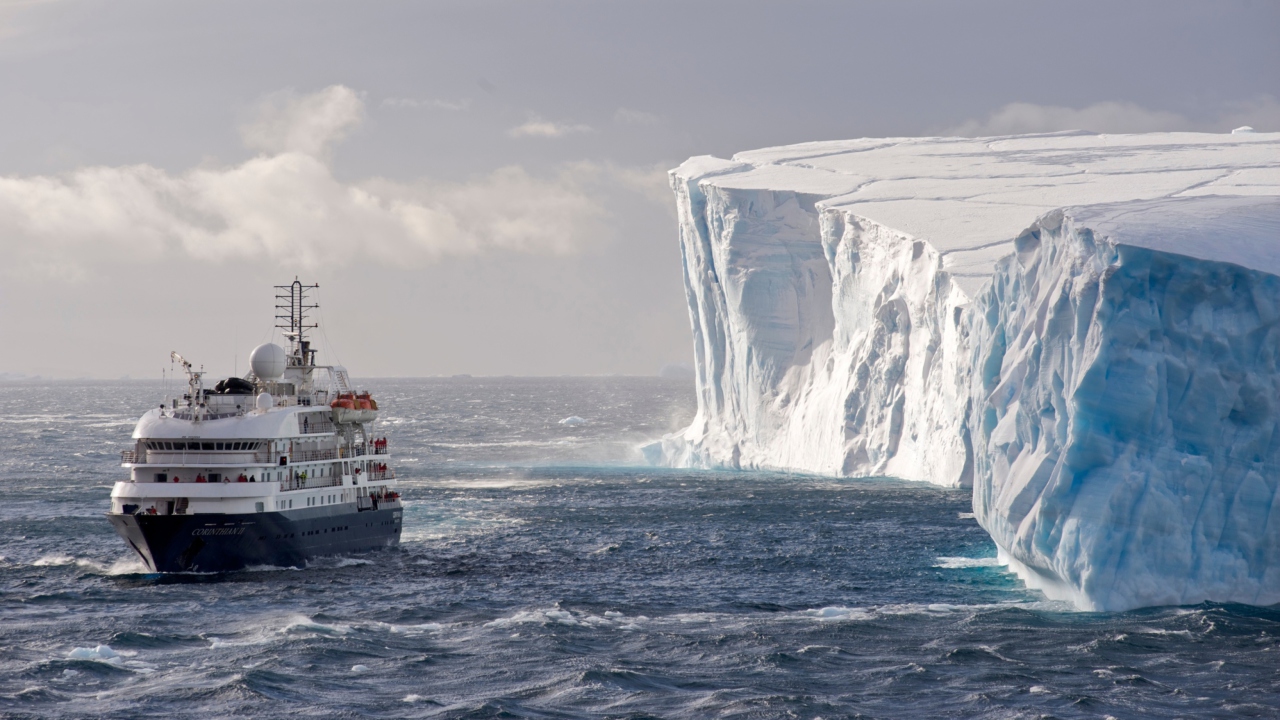 Fondo de pantalla Antarctica Iceberg Ship 1280x720