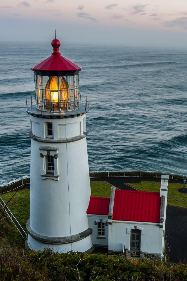 Fondo de pantalla Lighthouse at North Sea 640x960