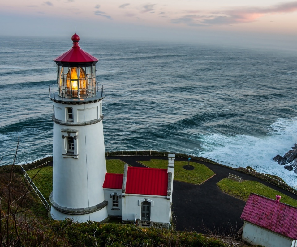 Sfondi Lighthouse at North Sea 960x800