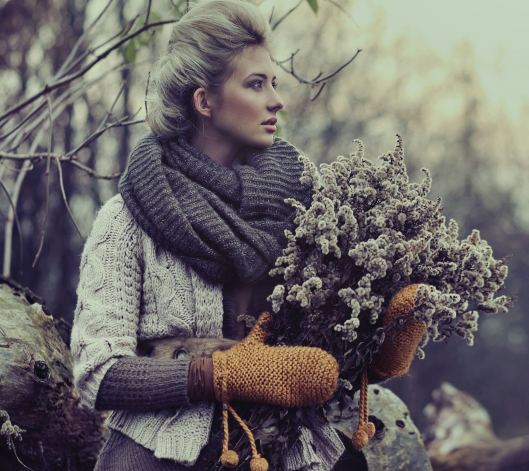 Обои Girl With Winter Flowers Bouquet 1080x960