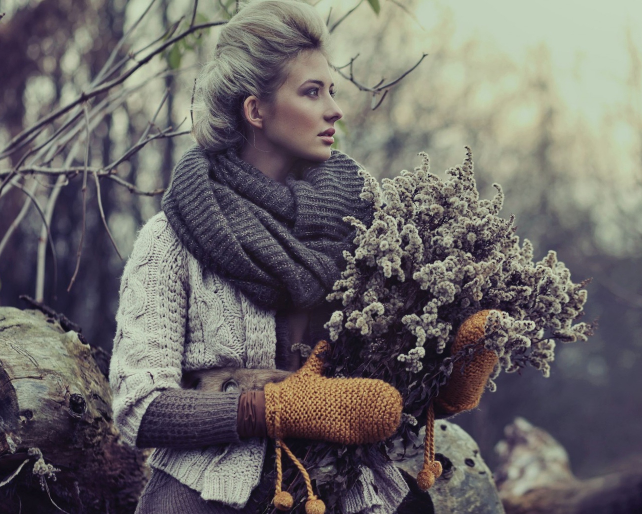 Screenshot №1 pro téma Girl With Winter Flowers Bouquet 1280x1024