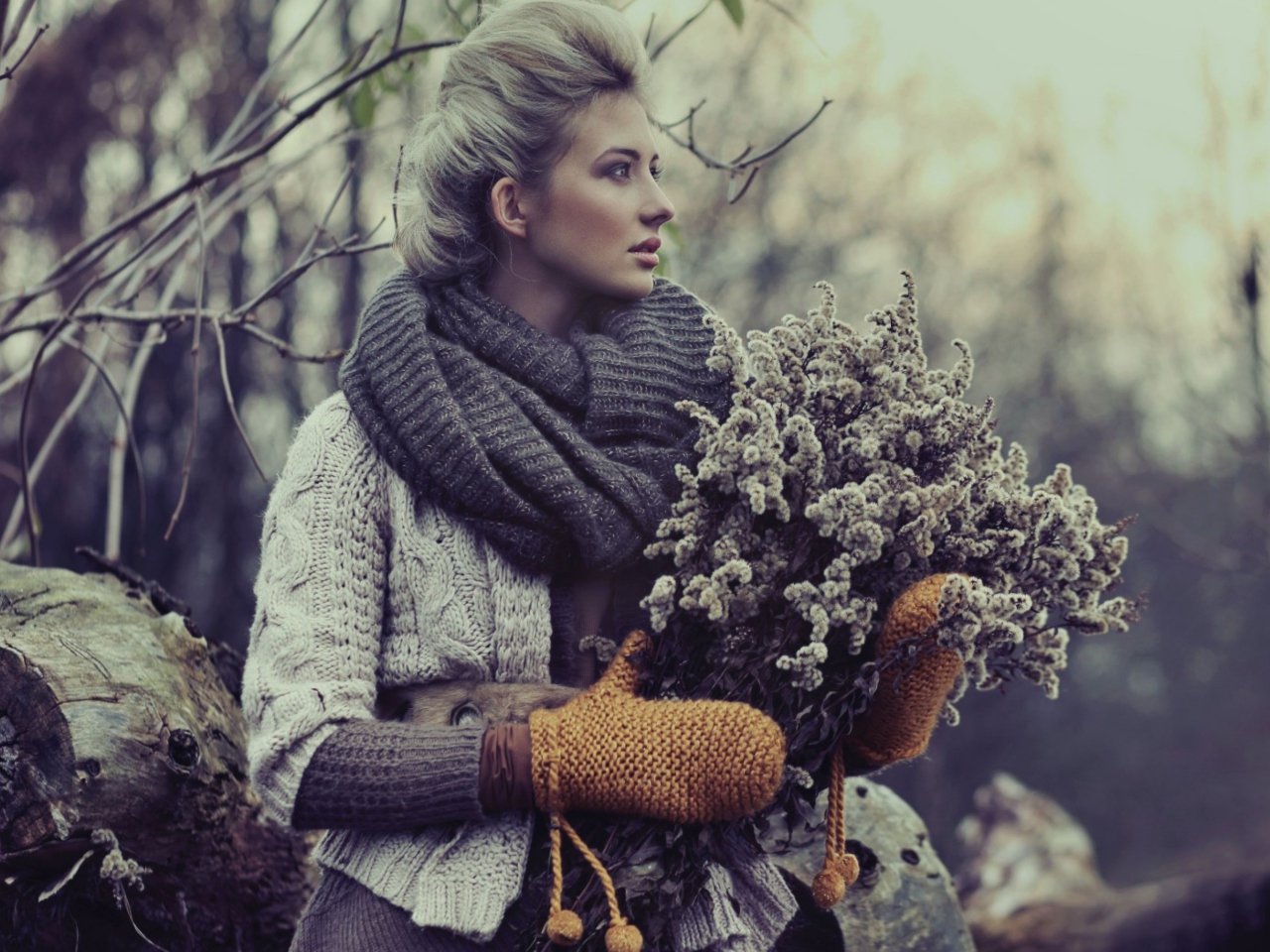 Girl With Winter Flowers Bouquet wallpaper 1280x960