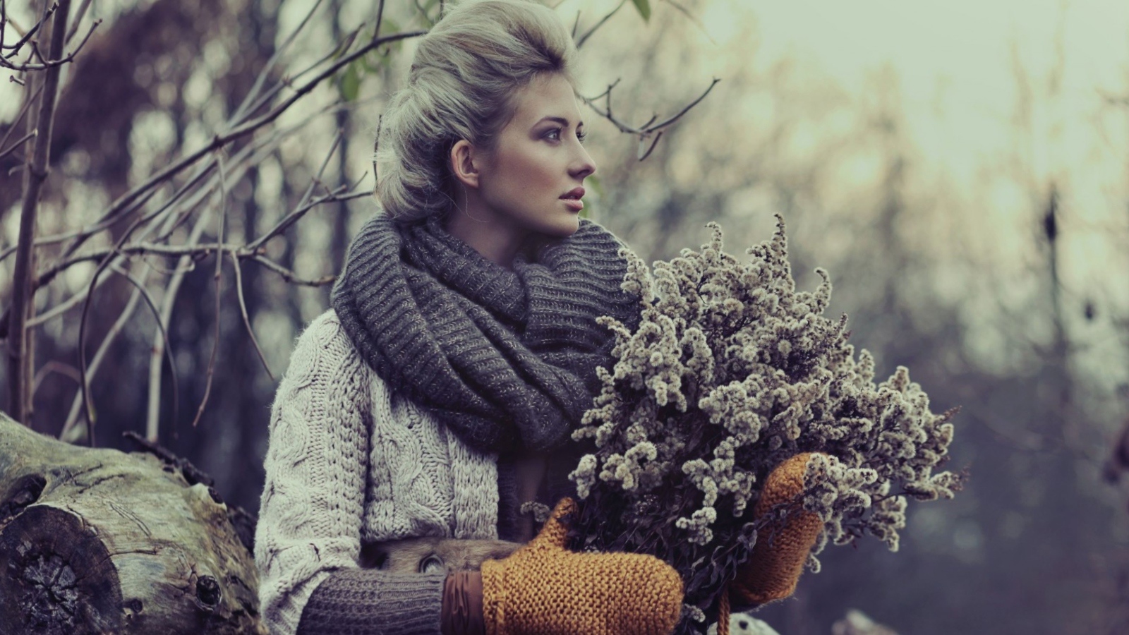 Screenshot №1 pro téma Girl With Winter Flowers Bouquet 1600x900