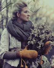Girl With Winter Flowers Bouquet wallpaper 176x220
