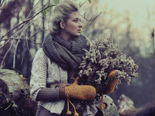 Girl With Winter Flowers Bouquet wallpaper 320x240