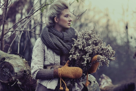 Screenshot №1 pro téma Girl With Winter Flowers Bouquet 480x320