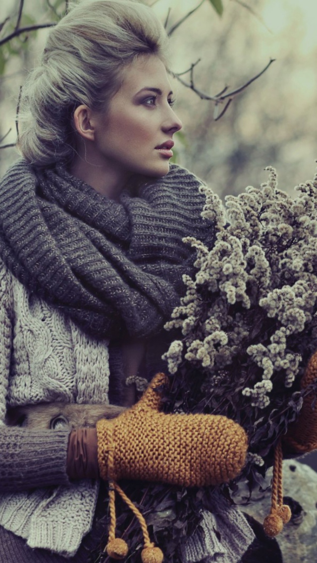 Обои Girl With Winter Flowers Bouquet 640x1136