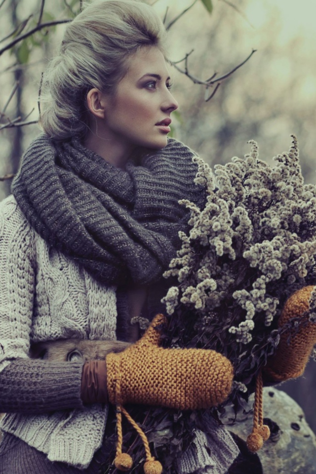 Girl With Winter Flowers Bouquet wallpaper 640x960