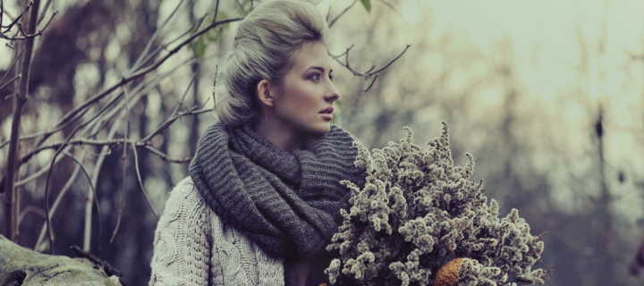 Sfondi Girl With Winter Flowers Bouquet 720x320