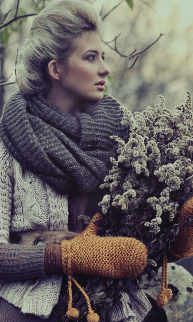 Sfondi Girl With Winter Flowers Bouquet 768x1280