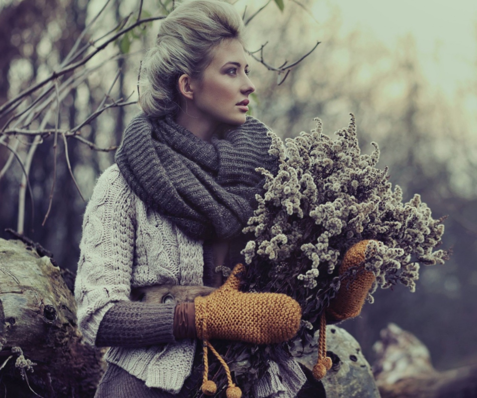 Girl With Winter Flowers Bouquet wallpaper 960x800