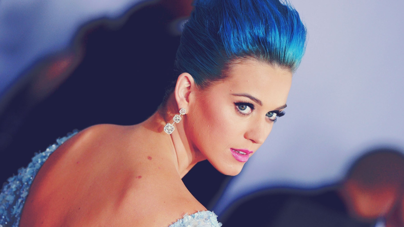 Обои Katy Perry Blue Hair 1600x900