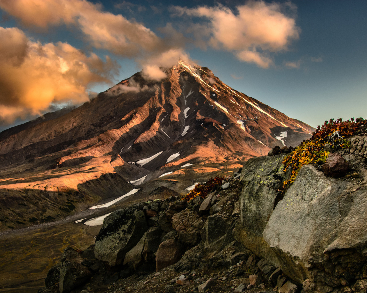 Koryaksky Volcano on Kamchatka wallpaper 1280x1024