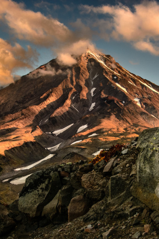 Koryaksky Volcano on Kamchatka wallpaper 320x480