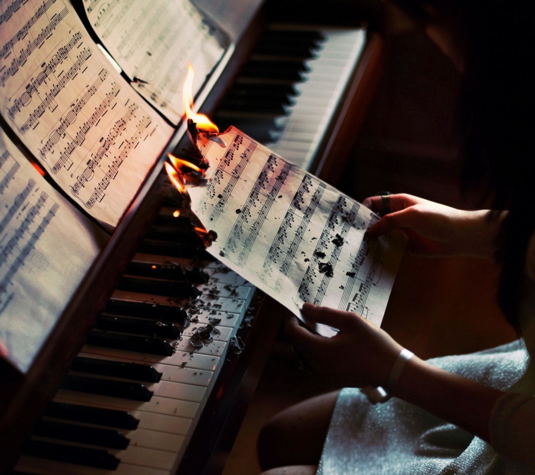 Das Sheet Music in Fire Wallpaper 1080x960