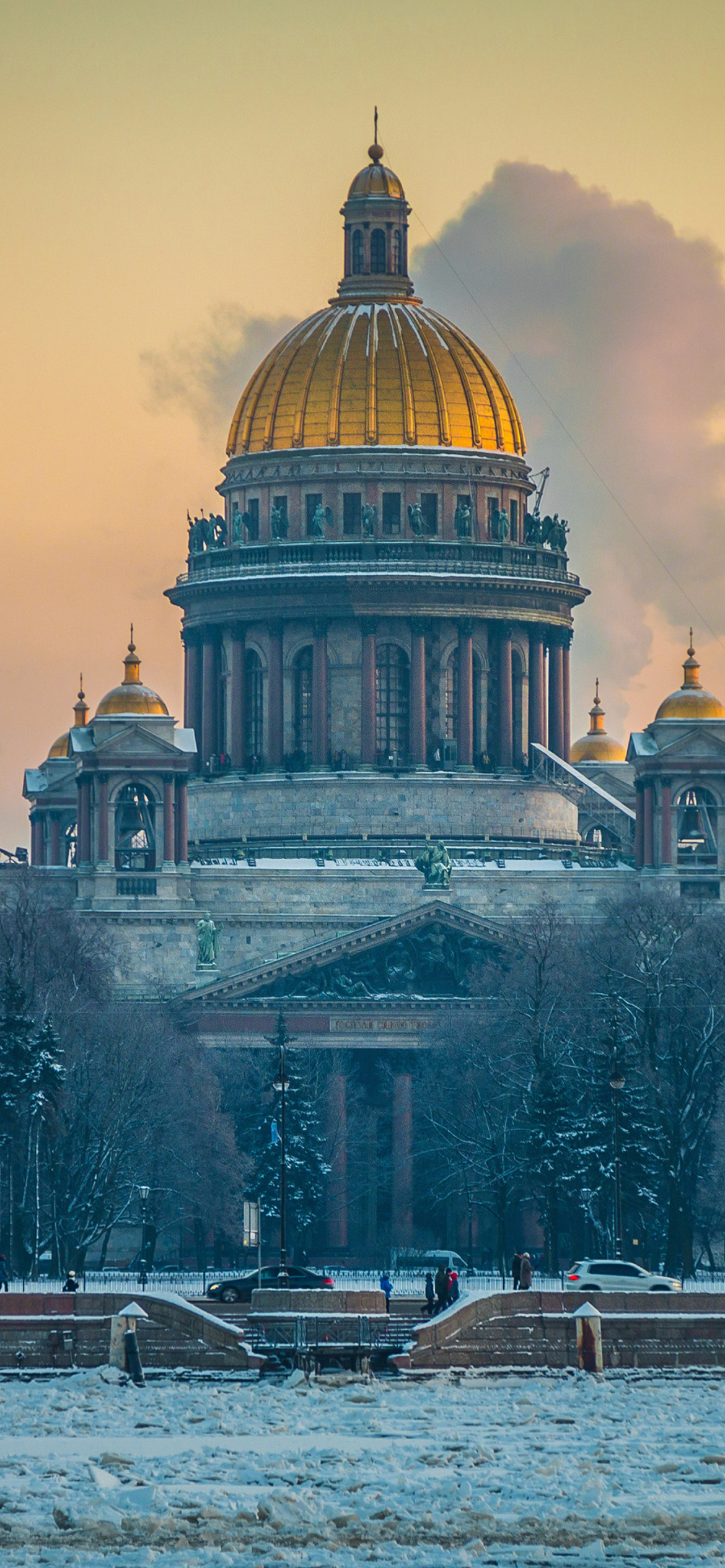 Das Saint Isaacs Cathedral in Saint Petersburg Wallpaper 1170x2532