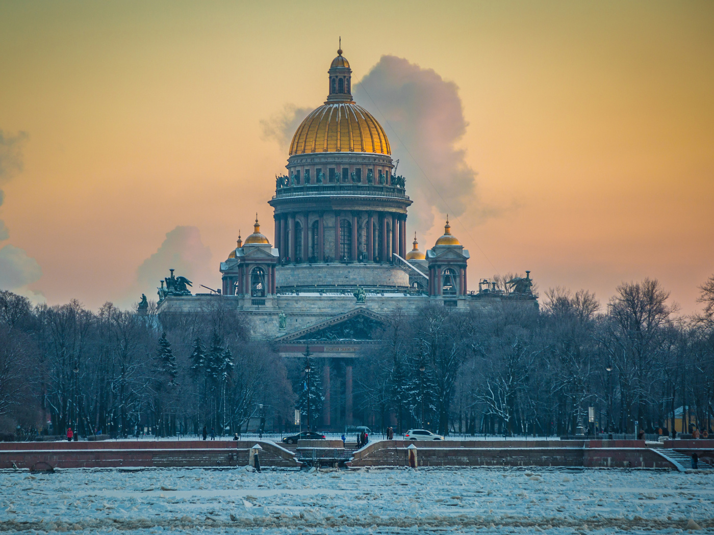 Обои Saint Isaacs Cathedral in Saint Petersburg 1400x1050