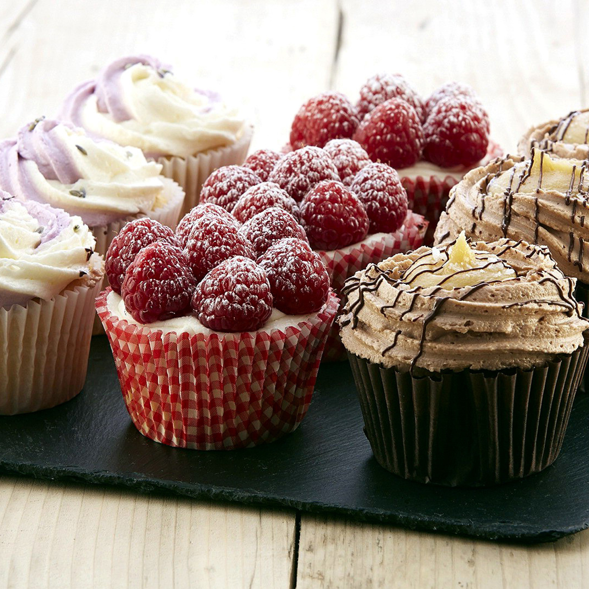 Das Mixed Berry Cupcakes Wallpaper 2048x2048