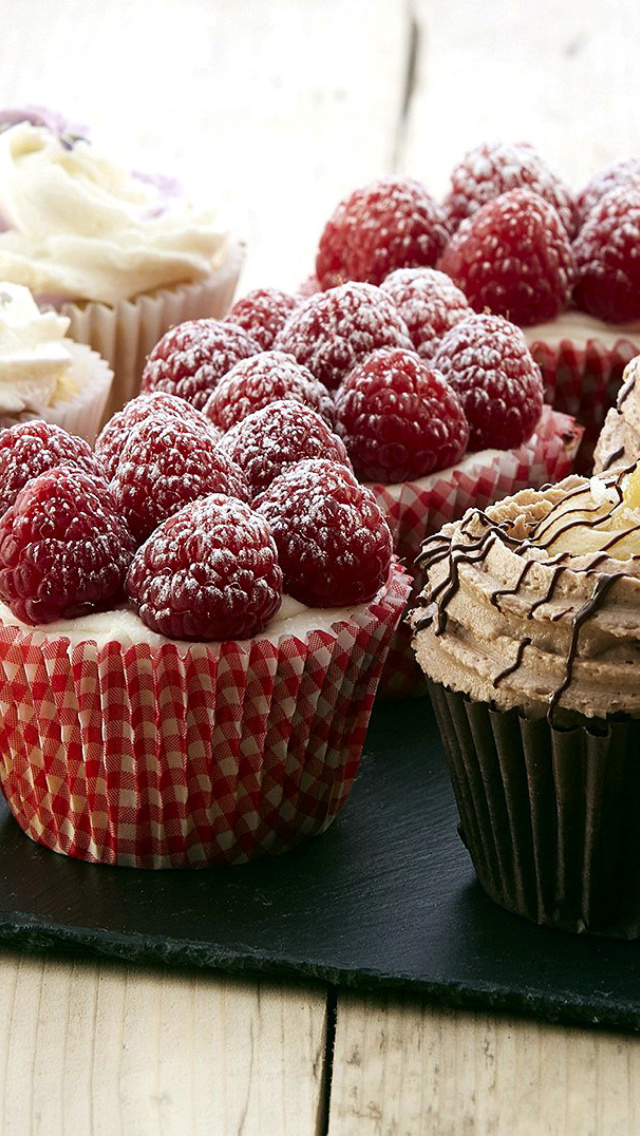 Fondo de pantalla Mixed Berry Cupcakes 640x1136