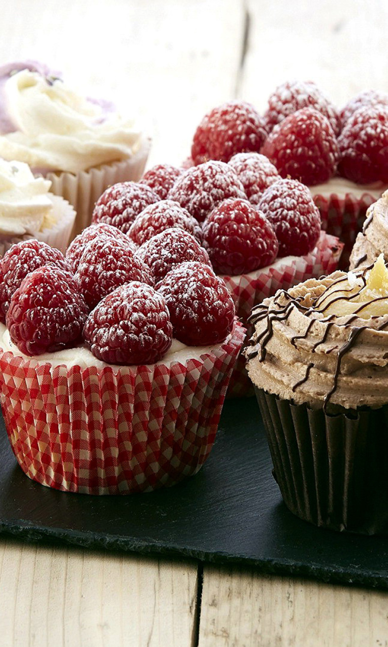 Fondo de pantalla Mixed Berry Cupcakes 768x1280
