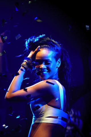 Fondo de pantalla Rihanna 320x480