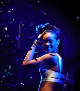 Kostenloses Rihanna Wallpaper für Nokia Asha 308