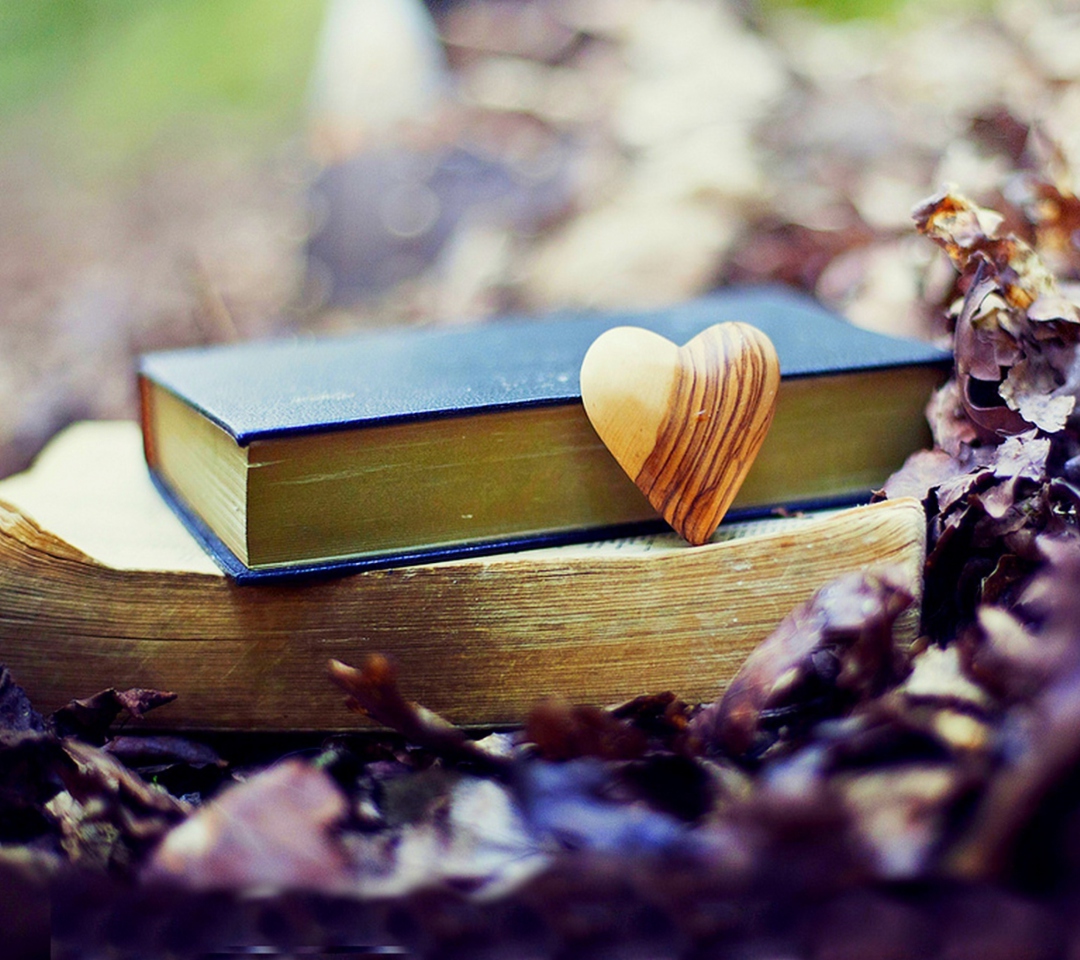 Das Yellow Heart And Vintage Books Wallpaper 1080x960