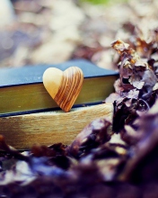 Das Yellow Heart And Vintage Books Wallpaper 176x220