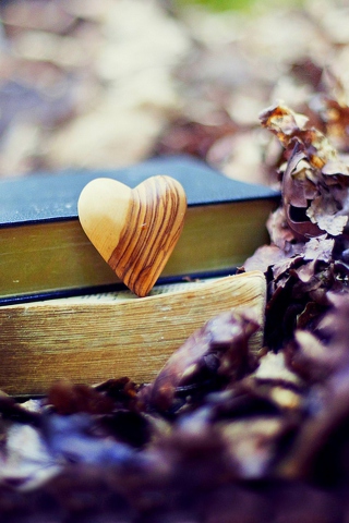 Sfondi Yellow Heart And Vintage Books 320x480