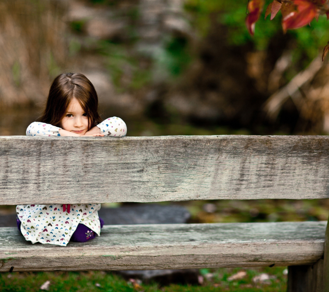 Das Child Sitting On Bench Wallpaper 1080x960