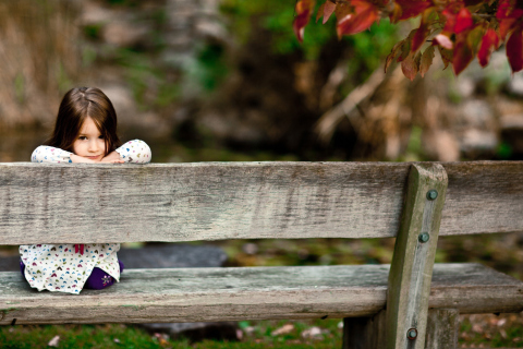 Screenshot №1 pro téma Child Sitting On Bench 480x320